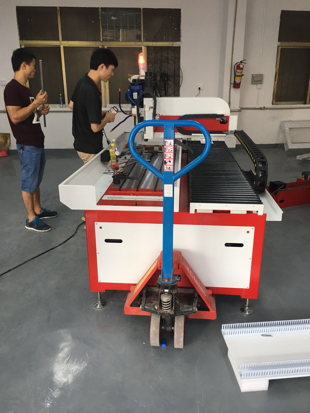 數(shù)控自動鉆孔機(jī)出貨山東！